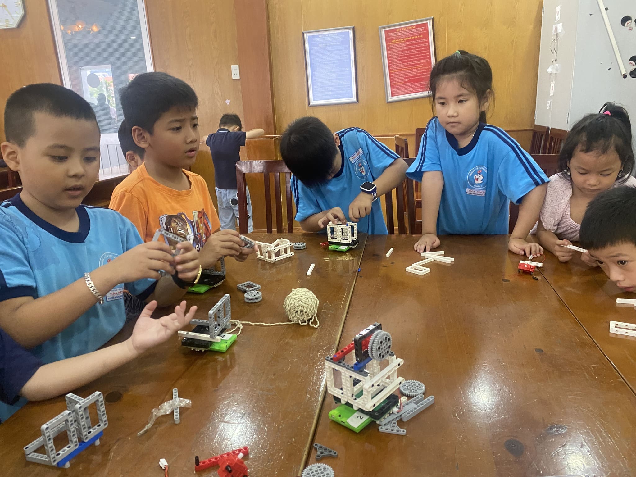 Ngày hội STEM tại trường Tiểu học Hòa Bình, Quận 1, TP. HCM với mô hình trải nghiệm STEM cáp treo