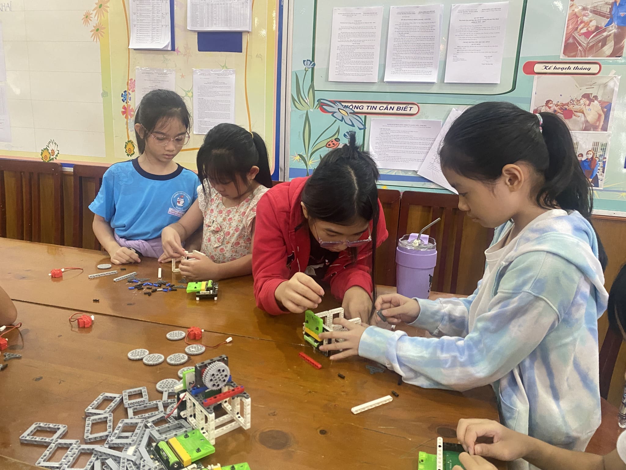 Ngày hội STEM tại trường Tiểu học Hòa Bình, Quận 1, TP. HCM với mô hình trải nghiệm STEM cáp treo