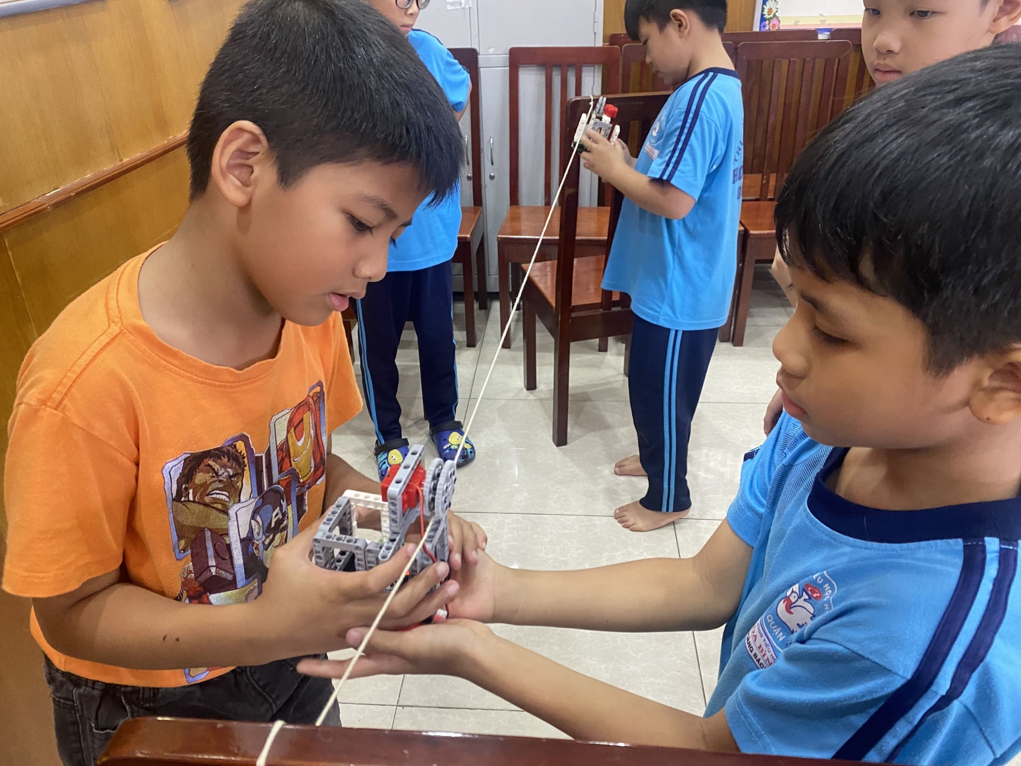 Ngày hội STEM tại trường Tiểu học Hòa Bình, Quận 1, TP. HCM với mô hình trải nghiệm STEM cáp treo