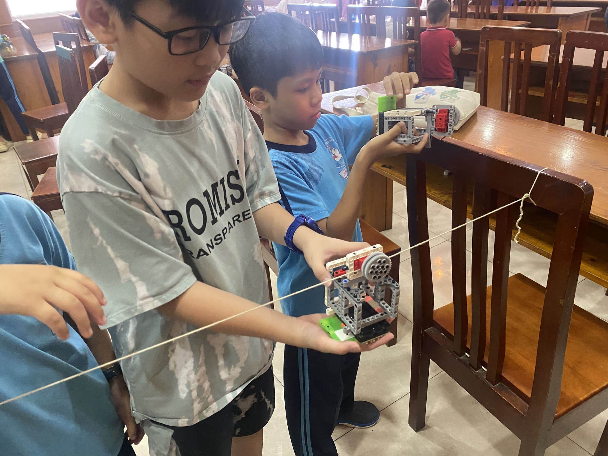 Ngày hội STEM tại trường Tiểu học Hòa Bình, Quận 1, TP. HCM với mô hình trải nghiệm STEM cáp treo