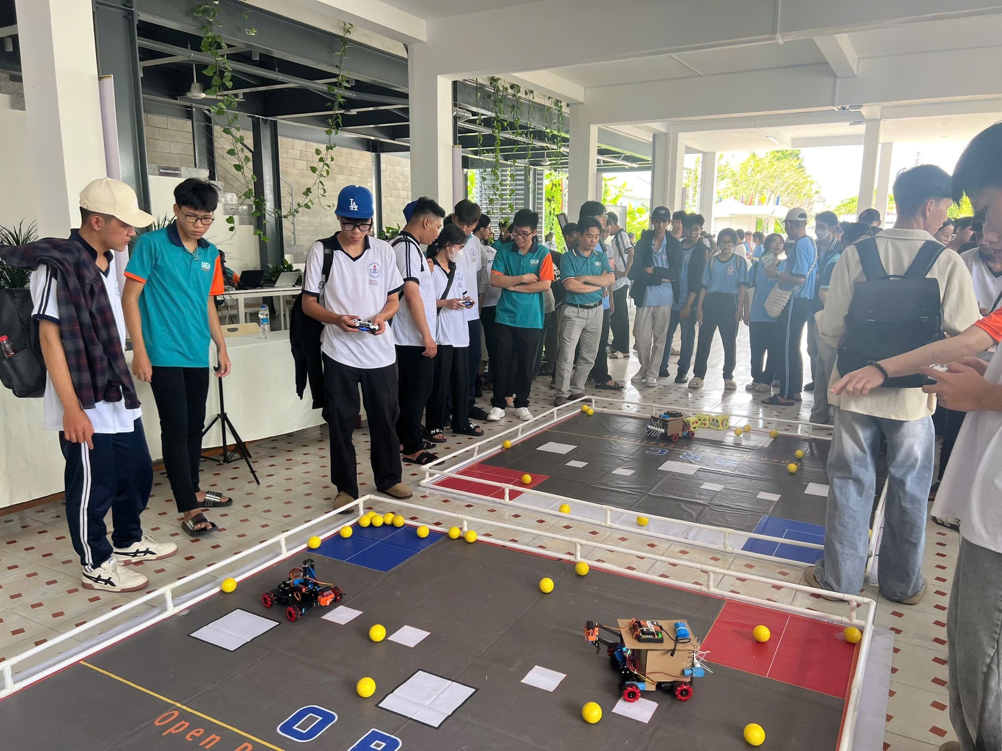 Ngày Hội STEM tại UEH Mekong: Học sinh Hào Hứng Trải Nghiệm Công Nghệ