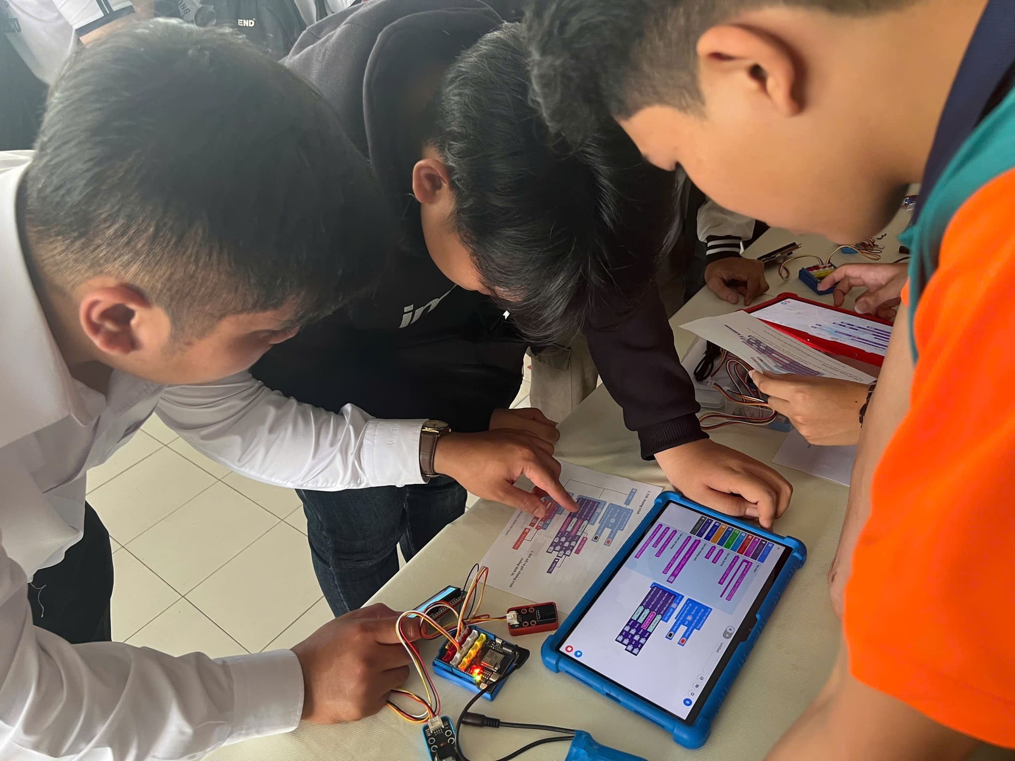 Ngày Hội STEM tại UEH Mekong: Học sinh Hào Hứng Trải Nghiệm Công Nghệ