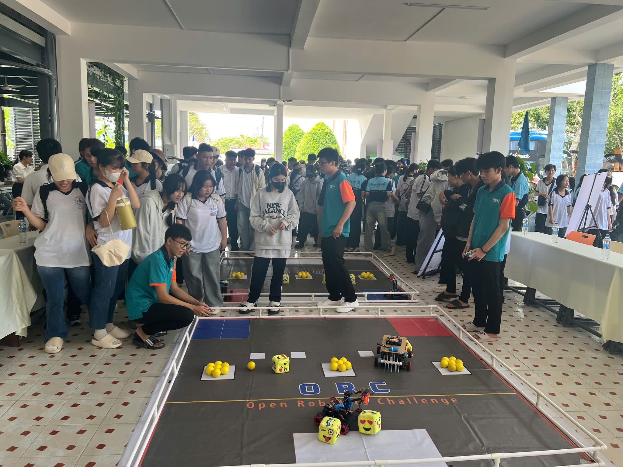Ngày Hội STEM tại UEH Mekong: Học sinh Hào Hứng Trải Nghiệm Công Nghệ