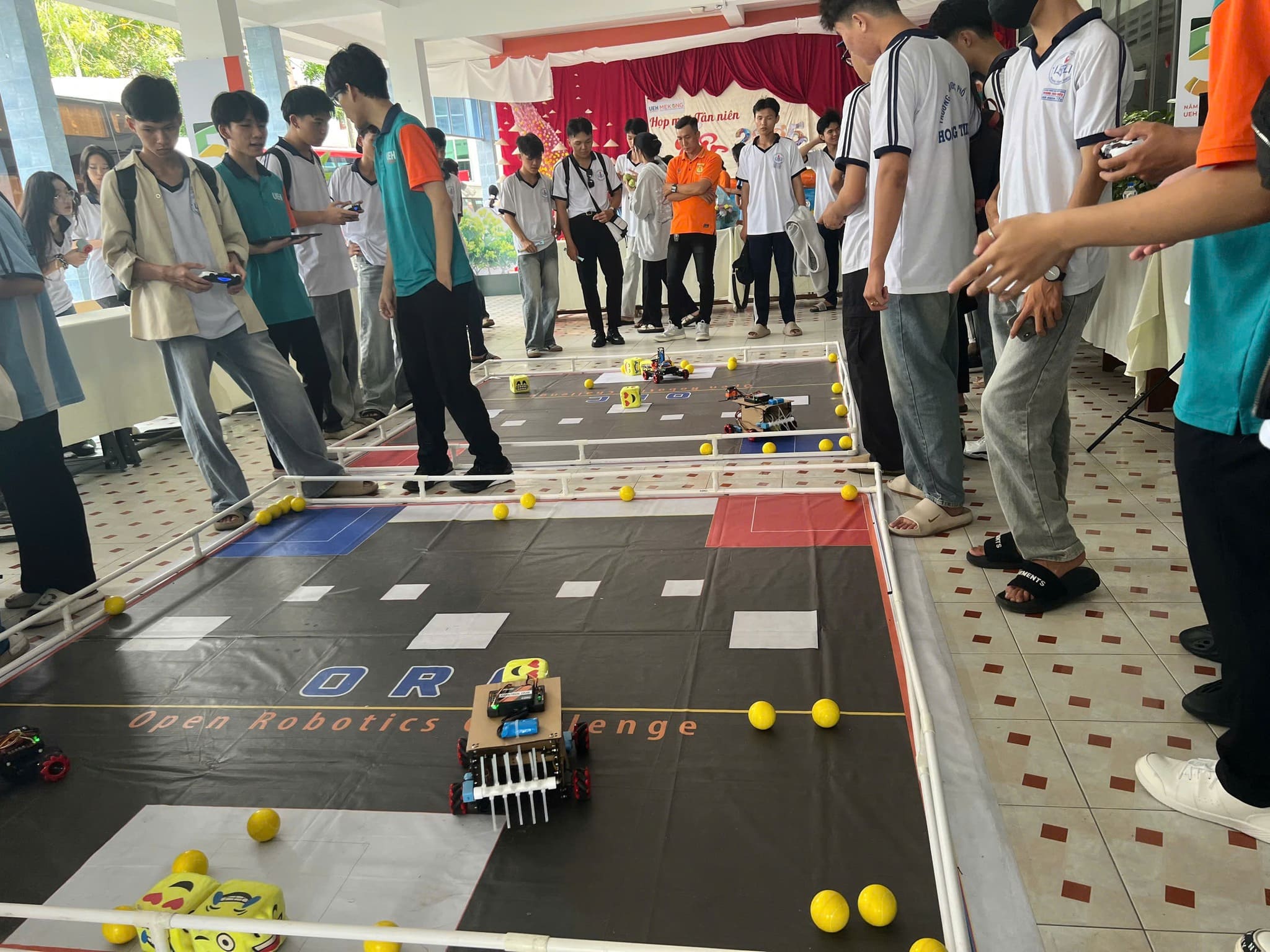 Ngày Hội STEM tại UEH Mekong: Học sinh Hào Hứng Trải Nghiệm Công Nghệ
