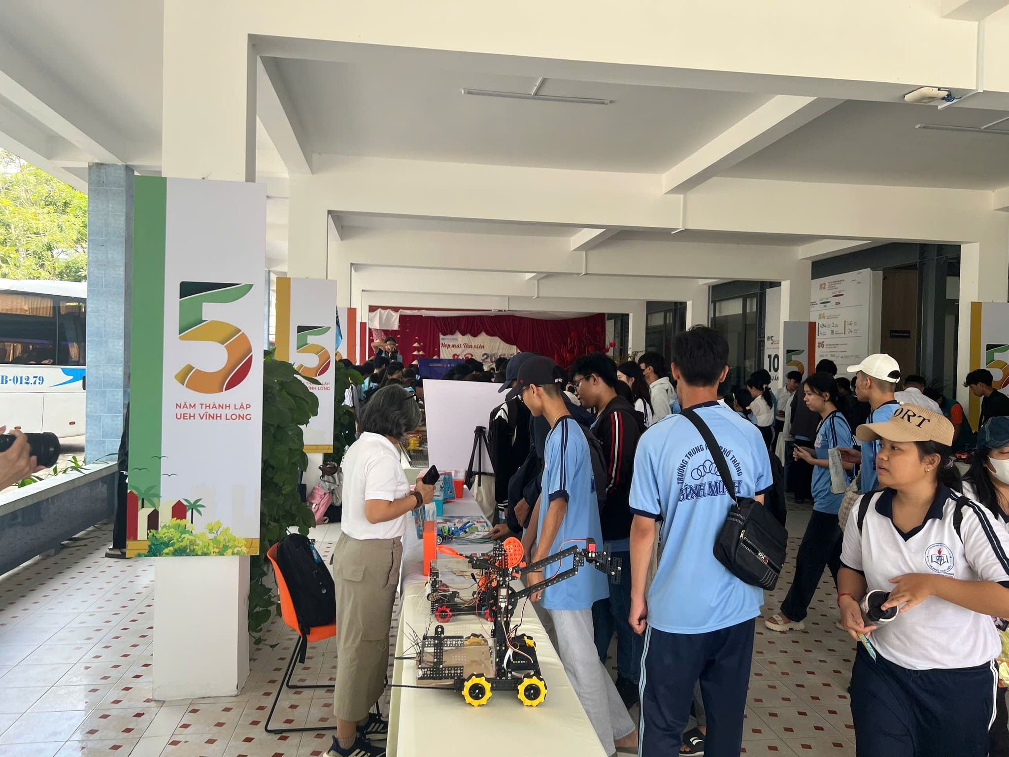 Ngày Hội STEM tại UEH Mekong: Học sinh Hào Hứng Trải Nghiệm Công Nghệ